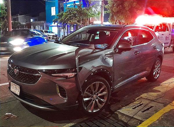 ¡SE LE CRUZA CAMIONETA Y MOTOCICLISTA SALE VOLANDO!