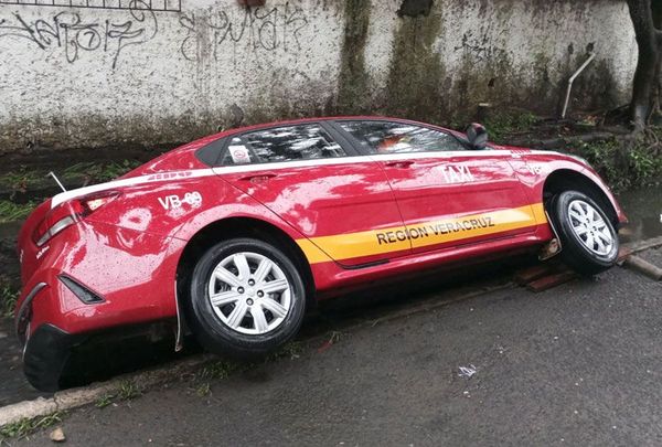 ¡Taxista pierde la brújula y cae a canal de aguas negras!