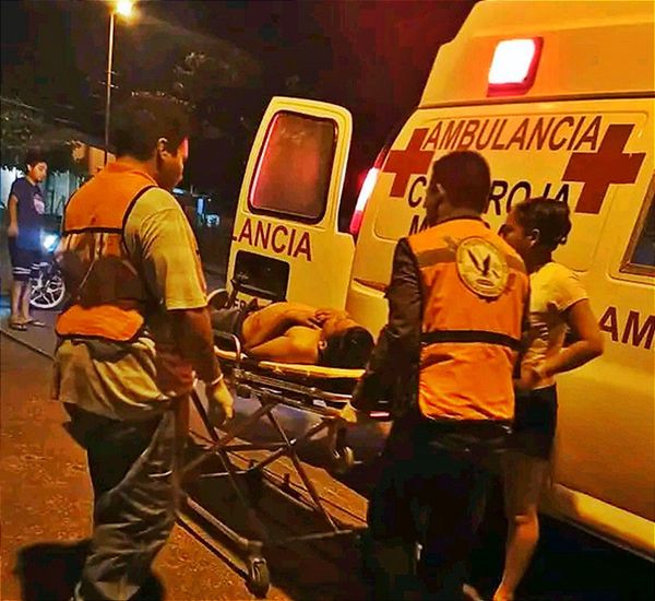 ¡NIÑO TRAS DERRAPAR EN LA MOTO SE ENTIERRA VIDRIOS EN LA PANZA!