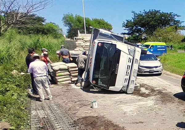 ¡SE VOLTEA CAMIÓN MATERIALISTA EN EL NUEVO VERACRUZ! -Por falla mecánica
