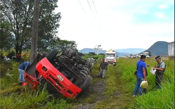 ¡VUELCA TRÁILER Y APARECEN LOS "RAPIÑEROS"! -Le Pega a un Poste y Corta la Luz, Internet y Tele