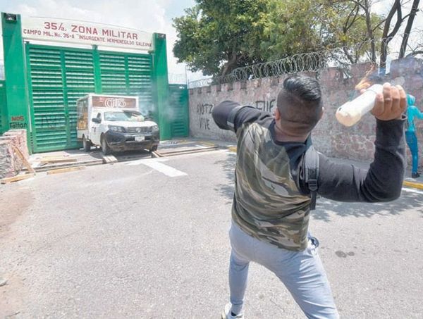 ¡NORMALISTAS DE AYOTZINAPA Y MILITARES SE ENFRENTAN CON GASES Y PETARDOS!