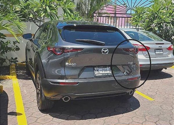 ¡DAÑAN CAMIONETA EN EL ESTACIONAMIENTO DE LOS FAROLITOS! -Nadie vio nada