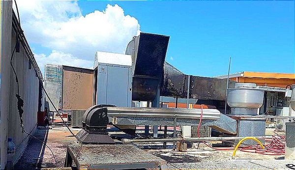 ¡FLAMAZO EN EL ASADERO CIEN DE PLAZA EL DORADO! -*Comensales, trabajadores y paseantes salieron corriendo por el humo que invadió gran parte de la Plaza