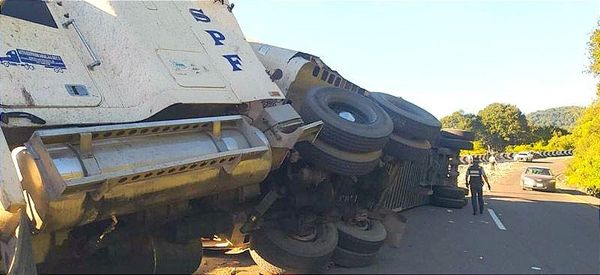 ¡VUELCA Y QUEDA DESTROZADO TRACTOCAMIÓN EN MALTRATA! -Rapiñeros roban cargamento de sopas