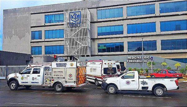 ¡ABUELITOS VAN A LA CONSULTA Y QUEDAN ATRAPADOS EN EL ASCENSOR DEL ISSSTE! -VIGILANTES IMPIDIERON EL ACCESO A BOMBEROS Y PC