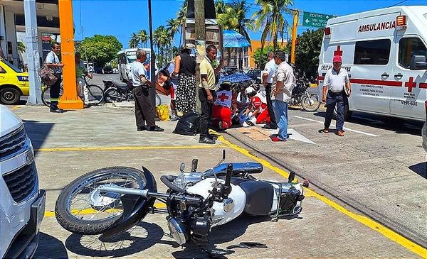 ¡HACEN CHUZA Y LA MOTO TERMINA ARROLLANDO A ESTUDIANTES DE ENFERMERÍA!
