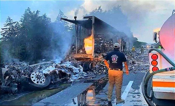 ¡SE INCENDIA TRACTOCAMIÓN DESPUÉS DE CHOCAR CON VOLTEO!