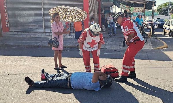 ¡CONDUCTORA IMPACTA A “JINETE DE ACERO” Y LO MANDA CONTRA EL PAVIMENTO!