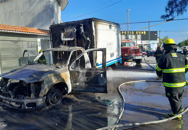 ¡SE CHAMUSCA CAMIONETA DE LA ALPURA! -En Lomas de Río Medio 3