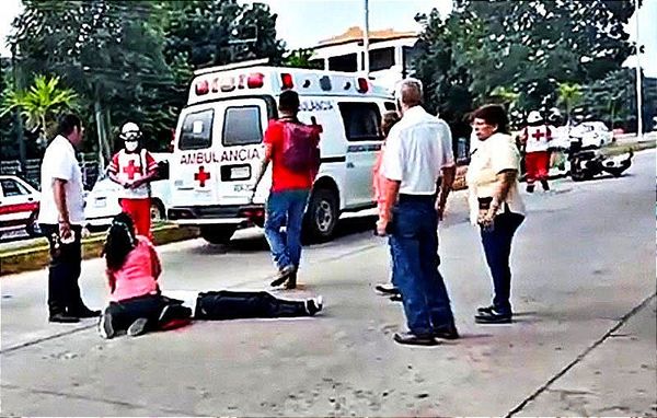 ¡MOTOCICLISTA EMBISTE A ESTUDIANTE Y LOS DOS TERMINAN LESIONADOS! -Frente a Bachillerato de Martínez de la Torre