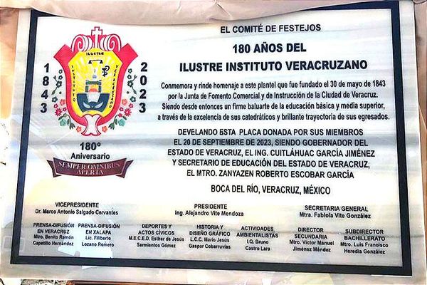 ¡APAGAN 180 VELAS EN EL ILUSTRE INSTITUTO VERACRUZANO! -Ahí estaban maestros, alumnos, egresados, maestros jubilados...