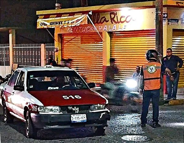 ¡SE DAN CON TODO AUTO DE LUJO Y TAXI! -Aparatoso choque en Tierra Blanca