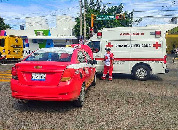 ¡DOS PARAMÉDICOS LESIONADOS! -En la avenida Allende y Arista