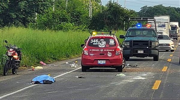 UNA CAMIONETA EMBISTE A UNA PAREJA DE MOTOCICLISTAS ¡UN MUERTO Y DOS LESIONADOS EN LA CARRETERA DE TIERRA BLANCA!