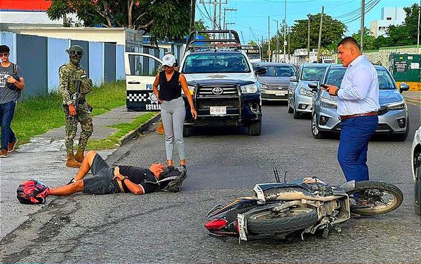 ¡“JINETE DE ACERO” SE IMPACTA CON AUTOMÓVIL! -Intenta adelantar al automóvil y se estampa
