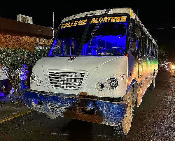 ¡SE CAE DEL CAMIÓN DE LA RUTA “CALLE 12”! -LE ECHAN LA CULPA AL CELULAR