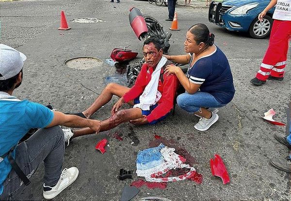 ¡MOTOCICLISTA SE IMPACTA BRUTALMENTE CONTRA CAMIONETA! -En Revillagigedo y Echeven