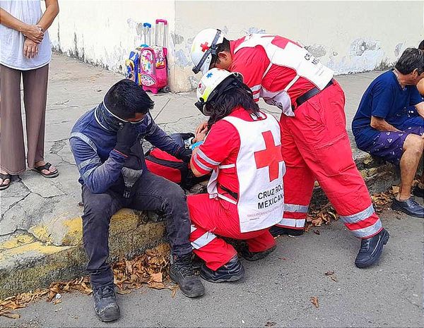 LO CENTRA ¡SALE VOLANDO EL MOTOCICLISTA! -Queda Mallugado, En Pino Suárez y Emparan