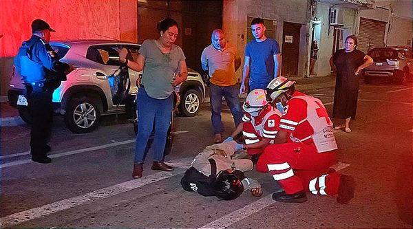 ¡SE LE ATRAVIESA LA CAMIONETA Y UN MOTOCICLISTA SALE VOLANDO! -En 5 de Mayo y Emparan