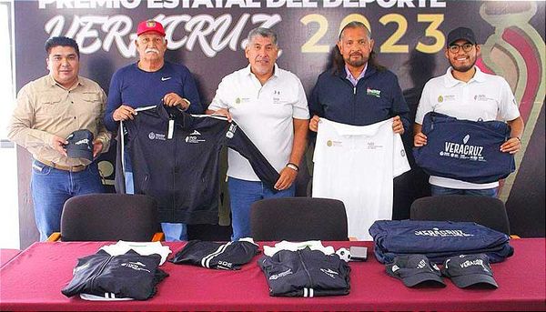 ¡DELEGACIÓN DEL INDET RECIBE LOS UNIFORMES DEL IVD! -Para la Nacional de Trabajadores