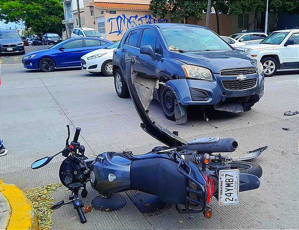 ¡“JINETE DE ACERO” ARROLLADO FRENTE AL ISSSTE DE DÍAZ MIRÓN! -Demasiado tarde cuando la conductora lo vio