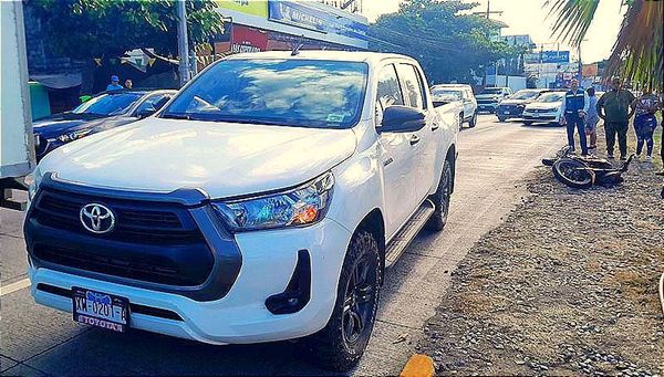 ¡CAMBIANDO EL CARRIL NO LOS VIO Y PAREJA SALE VOLANDO DE LA MOTOCICLETA! -Cerca del Cuartel Militar de la Boticaria