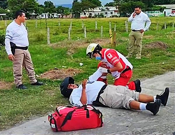 ¡SE LE CIERRA CAMIONETA Y PATRULLERO DE TRÁNSITO ATERRIZA EN EL ASFALTO! -En Martínez de la Torre