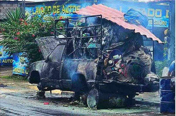 ¡SE CHAMUSCA LA CAMIONETA Y LA CARGA...! -Vecinos Apagaron el Fuego