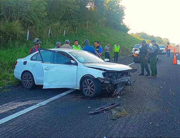 ¡SE LES REVIENTA LA LLANTA VUELCAN EN AUTOPISTA A CARDEL! -Tres Trabajadores Resultan con Leves Golpes