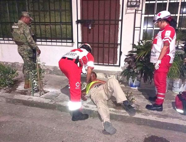 ¡CONDUCTOR BORRACHÍN SE IMPACTA CONTRA POSTE DE CFE!