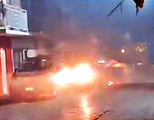 ¡SE PRENDE CAMIONETÓN DE LUJO EN HUATUSCO! -Por un Corto Circuito