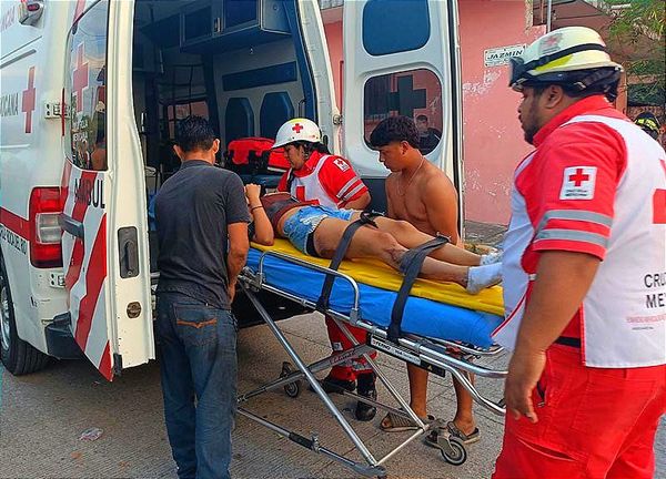 ¡PAREJA EN MOTO COLISIONA CON VEHÍCULO DE CARGA! -En la Colonia Dos Caminos