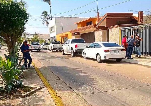 Delincuentes en Taxi los Siguieron Cuando Salieron del Banco, Esperaron a Que la Familia Ingresara a la Casa... ¡LOS ENCAÑONAN ADENTRO DE SU CASA! LES ROBARON LOS 200 MIL PESOS QUE ACABABAN DE RETIRAR