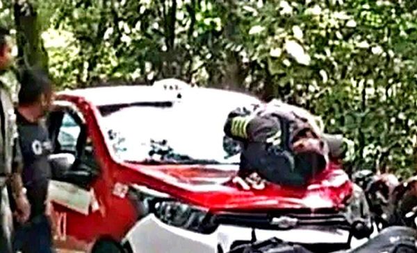 ¡CHOCAN DE FRENTE MOTOCICLISTA CON TAXI! -Motociclista Termina Arriba del Cofre y Está Grave