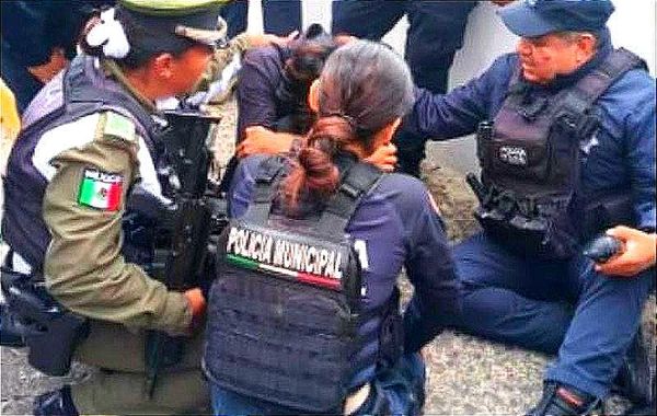 Policías Evitan el Suicido del joven... ¡QUERÍA LANZARSE DEL PUENTE XALLITIC!