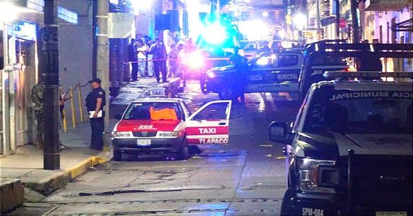 ASESINAN A UN TAXISTA, ¡LO EJECUTAN DE 7 BALAZOS EN TLAPACOYAN! ...Se escuchó un Acelerón de Motocicleta Después de los Balazos