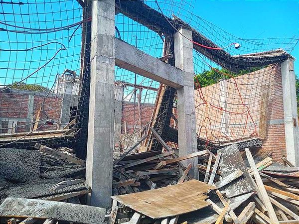 ¡COLAPSA CIMBRA! -Dos Albañiles Están Graves al Caerles Encima Cemento, Varillas y Madera
