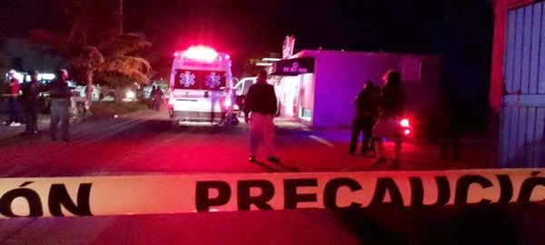 ¡EJECUTAN A BARBERO! -Conocido como "Carin" Fue Asesinado de 5 Balazos *Los agresores, en motocicleta, llegaron hasta el negocio de Jonathan y al parecer se hicieron pasar como clientes