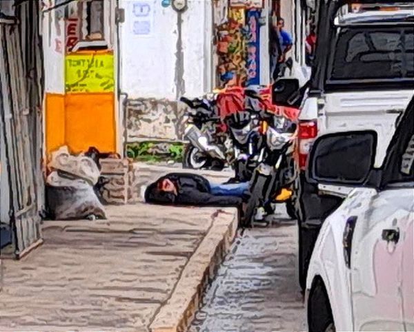 ¡EJECUTAN EMPRESARIO EN CÓRDOBA! -SE LES EMPAREJÓ UNA MOTO... A ÉL LO MATARON, ELLA, GRAVE, SOBREVIVE CON CUATRO TIROS EN EL CUERPO... -Era Dueño de una Tortillería