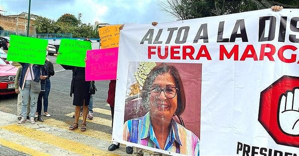 PURA REBAMBARAMBA... ¡SE FUE CON PROTESTAS! -Despiden a Margarita Corro de la Presidencia de la Mesa Directiva