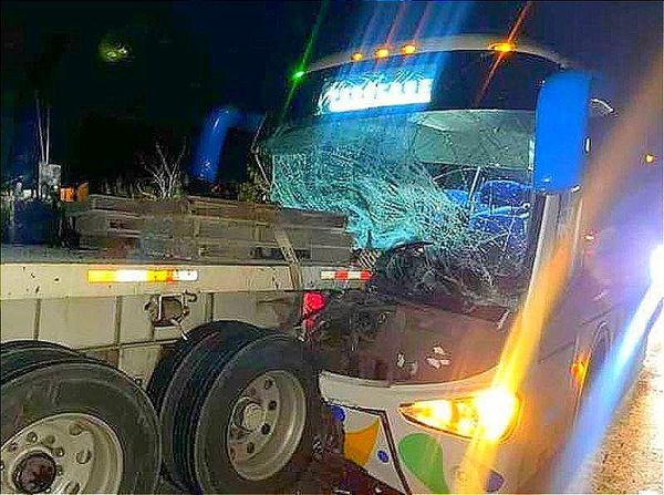 ¡TRANCAZO EN LA CARRETERA! -En el Tramo Nautla-Cardel, Una Mamá y su Hija de Tres Años Resultaron Lesionadas al Chocar el Autobús de Pasaje Contra un Tráiler