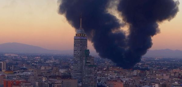 ¡FUERTE INCENDIO CONSUME BODEGA DE CALZADO EN TEPITO! -Desalojan a 500 Personas