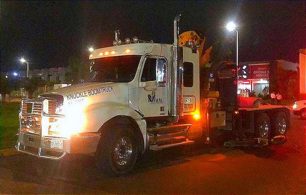 AL ATROPELLARLO ¡HUYE EL CONDUCTOR DE LA GRÚA!... -LA  MOTO QUEDÓ ATORADA EN LAS RUEDAS TRASERAS, ÉL, MUERTO A UNOS METROS...