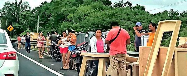 ¡RAPIÑEROS SAQUEAN TRÁILER CARGADO CON MUEBLES DE MADERA! -Volcadura en la Carretera de Coatzacoalcos