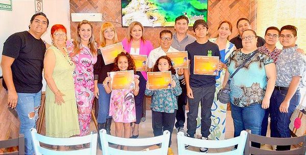 PREMIAN A NIÑOS ARTISTAS EN "LOS COLORES DE XANTOLO"!