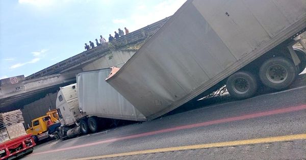 VUELCA UN TRÁILER EN LAS CUMBRES DE MALTRATA Y ¡VUELAN LOS VINOS!