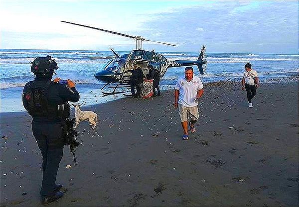 ¡RESCATAN A PERSONAS DE AHOGARSE EN PLAYA DE CAZONES! -Las Jaló el Mar
