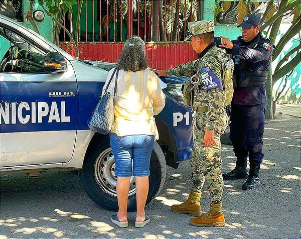 ¡ASALTAN A MAESTRA DE JARDÍN DE NIÑOS EN LA COLONIA HIDALGO! -Y con Un Pistolón