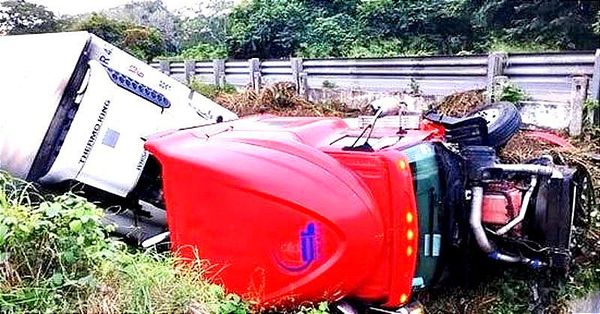 SACAN PARA LA CENA DE NAVIDAD! -SE VUELCA EL TRAILER Y Vuelan los Jamones, Embutidos y Vinos